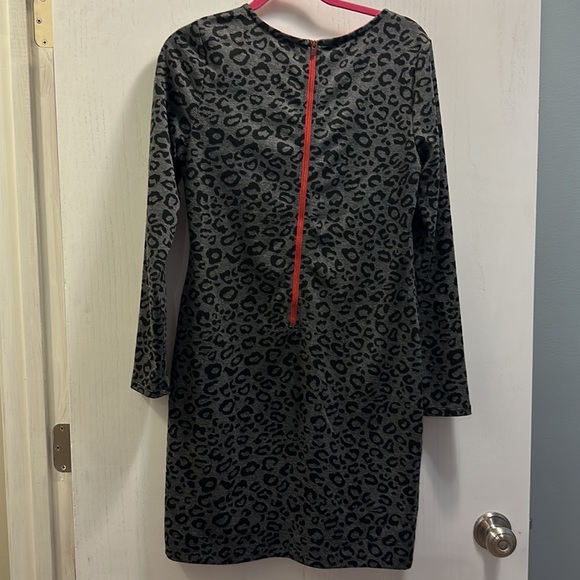 Banana Republic sweater dress. SZ 10.Gray/Black animal print. Red zipper in back - Picture 3 of 4